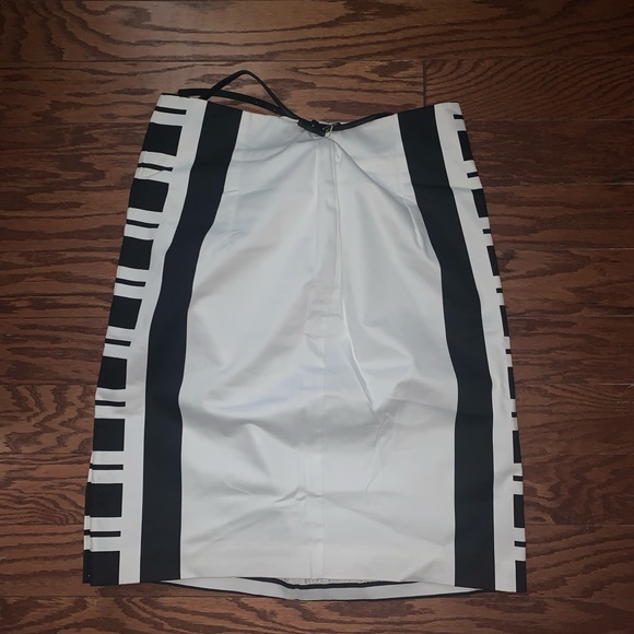 Black and white skirt - Picture 1 of 4